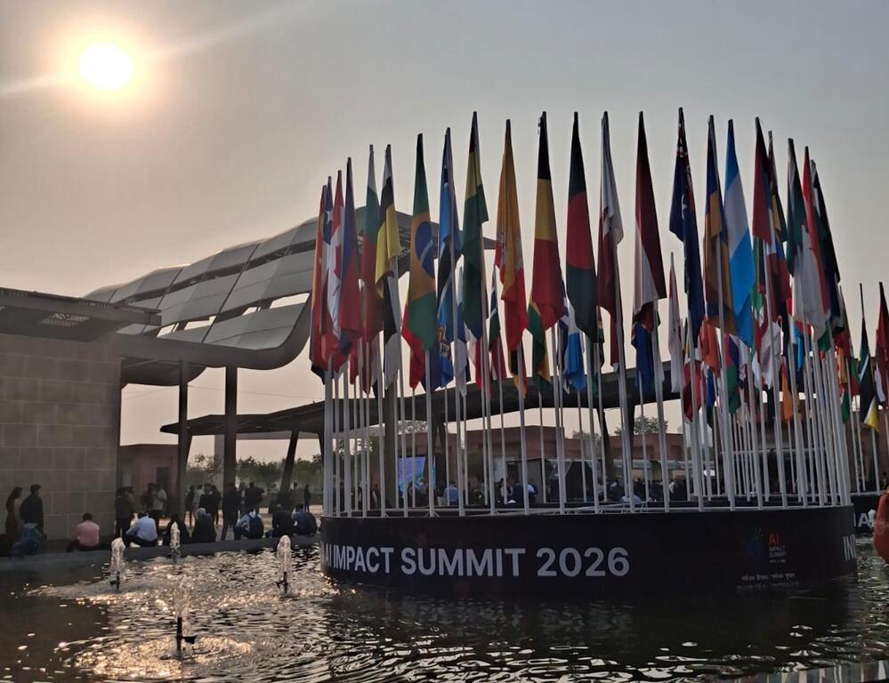 2026年人工智能影响峰会于周一在新德里巴拉特曼达帕姆开幕，汇聚了全球领导人、部长、技术专家和研究人员前所未有的盛会，共同探讨人工智能如何推动包容性发展、强化公共体系并支持可持续增长。